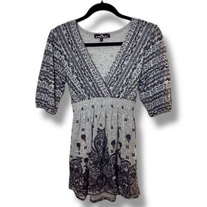 Y2K Almost Famous Gray & Black Knit Paisley Tunic V-Neck Tie-Back Smocked Waist